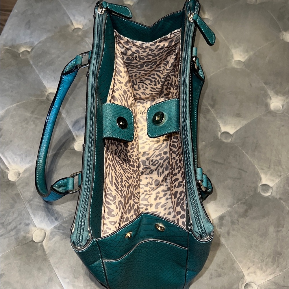 Guess purse - Picture 4 of 4